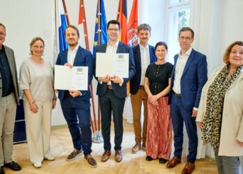 Kammermusik trifft auf Weltklasse – Bamberger Musiker ausgezeichnet 10 Stolz präsentieren die Kammermusiker Marius
Urba (Dritter von links) und Jan Rosenkranz ihre Urkunden. Ihnen
gratulierten (von links) Oberbürgermeister Andreas Starke,
Rosemarie Bachsteffel (Leitung Finanzen bei den Bamberger
Symphonikern), Personalrat Martin Wohlgetan, Mayra Budagjan vom
Orchestervorstand, Intendant Marcus Rudolf Axt und Kulturreferentin
Ulrike Siebenhaar. Quelle: Stadt Bamberg, Gerhard Beck