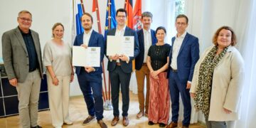 Stolz präsentieren die Kammermusiker Marius
Urba (Dritter von links) und Jan Rosenkranz ihre Urkunden. Ihnen
gratulierten (von links) Oberbürgermeister Andreas Starke,
Rosemarie Bachsteffel (Leitung Finanzen bei den Bamberger
Symphonikern), Personalrat Martin Wohlgetan, Mayra Budagjan vom
Orchestervorstand, Intendant Marcus Rudolf Axt und Kulturreferentin
Ulrike Siebenhaar. Quelle: Stadt Bamberg, Gerhard Beck