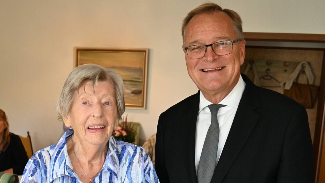 Mathilde Pfau nahm an ihrem 106. Geburtstag
Glückwünsche von Oberbürgermeister Andreas Starke entgegen. Quelle: Stadt Bamberg, Gerhard Beck