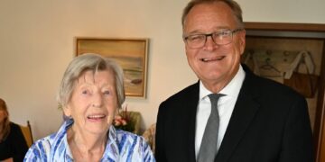 Mathilde Pfau nahm an ihrem 106. Geburtstag
Glückwünsche von Oberbürgermeister Andreas Starke entgegen. Quelle: Stadt Bamberg, Gerhard Beck