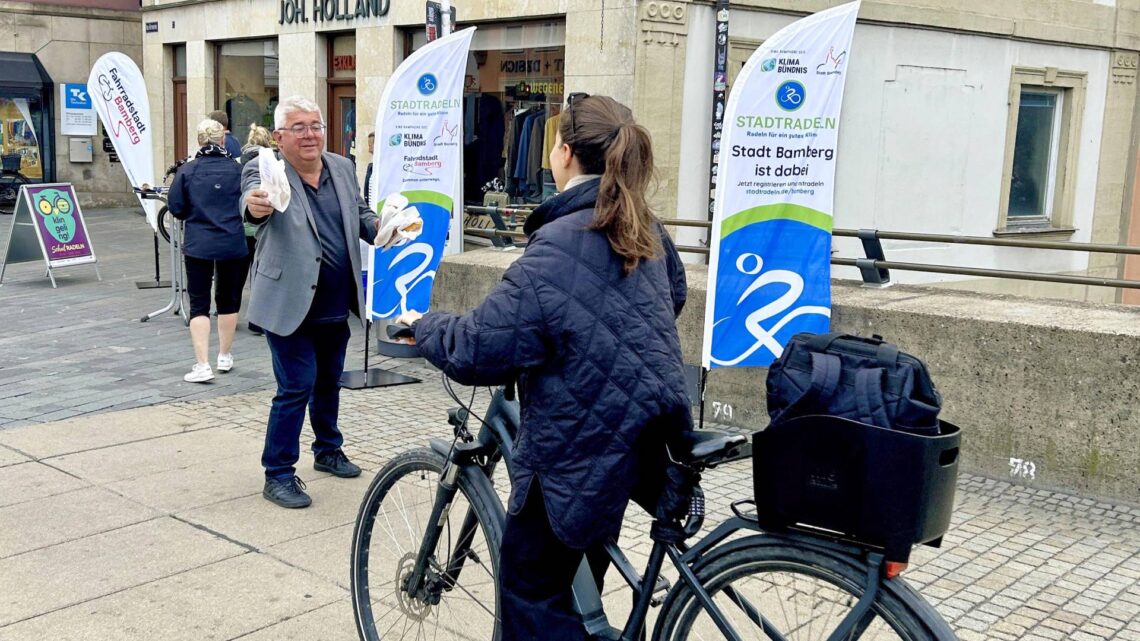 Dritter Bürgermeister Wolfgang Metzner verteilte bei der
Danke-Aktion des STADTRADELN ein kleines Frühstück an die Radlerinnen und Radler auf
der Unteren Brücke. Quelle: Stadt Bamberg/Stefanie Schuhmann
