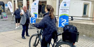Dritter Bürgermeister Wolfgang Metzner verteilte bei der
Danke-Aktion des STADTRADELN ein kleines Frühstück an die Radlerinnen und Radler auf
der Unteren Brücke. Quelle: Stadt Bamberg/Stefanie Schuhmann