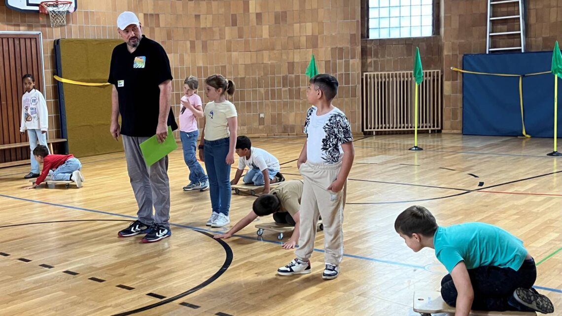 Die Drittklässler der Wunderburgschule lernten
zunächst in der Turnhalle die Geschwindigkeit einzuschätzen und
konfrontierten danach die Autofahrer auf der Straße mit deren
Tempo. Quelle: gGKVS, Petra Wilutzky