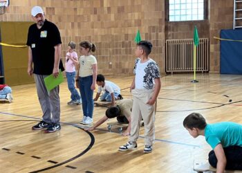 Die Drittklässler der Wunderburgschule lernten
zunächst in der Turnhalle die Geschwindigkeit einzuschätzen und
konfrontierten danach die Autofahrer auf der Straße mit deren
Tempo. Quelle: gGKVS, Petra Wilutzky