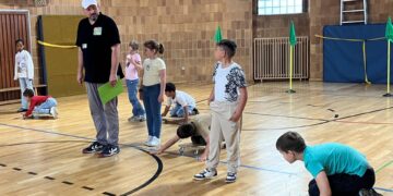 Die Drittklässler der Wunderburgschule lernten
zunächst in der Turnhalle die Geschwindigkeit einzuschätzen und
konfrontierten danach die Autofahrer auf der Straße mit deren
Tempo. Quelle: gGKVS, Petra Wilutzky