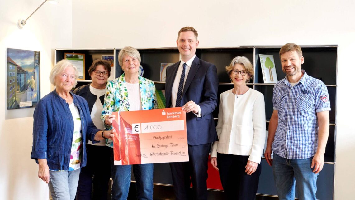 Die Mitglieder des Internationalen Frauenclubs IWC
Bamberg e.V. übergaben eine Spende an Bürgermeister Jonas
Glüsenkamp und stellvertretenden Jugendamtsleiter Jürgen
Egetenmeir. Quelle: Stadt Bamberg, Sonja Seufferth