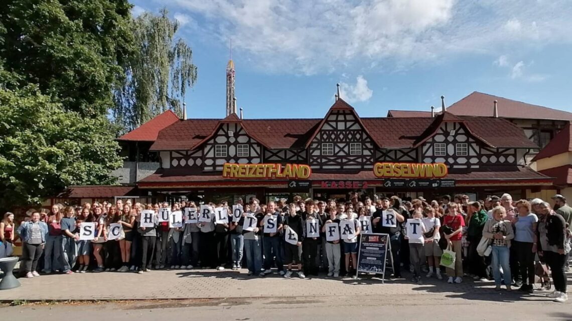 Die Schülerlotsinnen und –lotsen beim DankeschönAusflug im Freizeitland Geiselwind. Quelle: Christian Dennerlein
