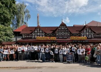 Die Schülerlotsinnen und –lotsen beim DankeschönAusflug im Freizeitland Geiselwind. Quelle: Christian Dennerlein