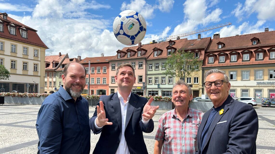 Tobias Schenk, Leiter des Klima- und Umweltamtes,
mit Bürgermeister Jonas Glüsenkamp, Klaus Achatzy, Koordinator
der Steuerungsgruppe Fairtrade und Robert Weber von der „Bad
Boyz Ballfabrik“ (v.l.). Quelle: Pressestelle Stadt Bamberg, Anna Lienhardt