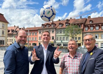 Bamberg kickt fair 11 Tobias Schenk, Leiter des Klima- und Umweltamtes,
mit Bürgermeister Jonas Glüsenkamp, Klaus Achatzy, Koordinator
der Steuerungsgruppe Fairtrade und Robert Weber von der „Bad
Boyz Ballfabrik“ (v.l.). Quelle: Pressestelle Stadt Bamberg, Anna Lienhardt