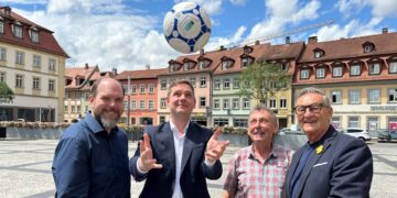 Tobias Schenk, Leiter des Klima- und Umweltamtes,
mit Bürgermeister Jonas Glüsenkamp, Klaus Achatzy, Koordinator
der Steuerungsgruppe Fairtrade und Robert Weber von der „Bad
Boyz Ballfabrik“ (v.l.). Quelle: Pressestelle Stadt Bamberg, Anna Lienhardt