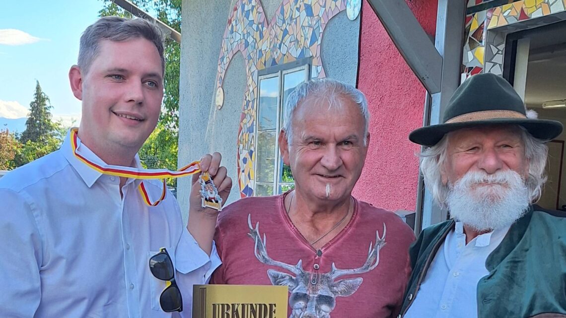 Bürgermeister Jonas Glüsenkamp mit Peter
Wetzlinger und Obmann Bruno Arendt von der Faschingsgilde
Landskron (v. l.). Quelle: privat