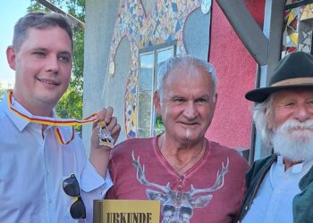 Bürgermeister Jonas Glüsenkamp mit Peter
Wetzlinger und Obmann Bruno Arendt von der Faschingsgilde
Landskron (v. l.). Quelle: privat