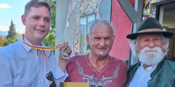Bürgermeister Jonas Glüsenkamp mit Peter
Wetzlinger und Obmann Bruno Arendt von der Faschingsgilde
Landskron (v. l.). Quelle: privat
