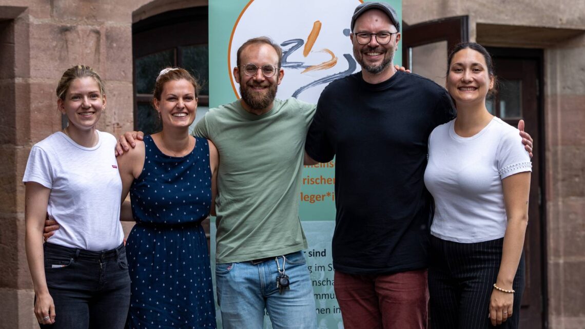 Bamberg stärkt Jugendarbeit auf Landesebene 10 Sebastian Wehner (Mitte), Kommunaler
Jugendpfleger der Stadt Bamberg, mit den weiteren Vertreter:innen
des Landesvorstands der Arbeitsgemeinschaft Bayerischer
Jugendpflegerinnen und Jugendpfleger (ABJ). Quelle: Franz Wacker, BJR