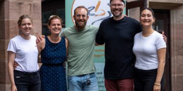 Sebastian Wehner (Mitte), Kommunaler
Jugendpfleger der Stadt Bamberg, mit den weiteren Vertreter:innen
des Landesvorstands der Arbeitsgemeinschaft Bayerischer
Jugendpflegerinnen und Jugendpfleger (ABJ). Quelle: Franz Wacker, BJR