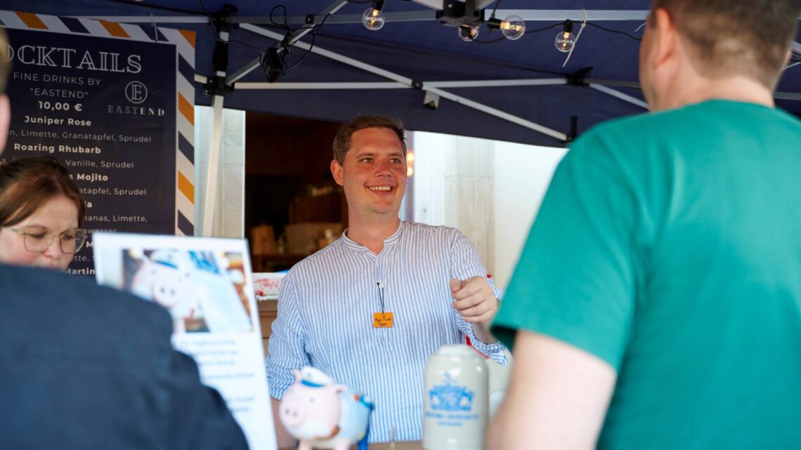 Bürgermeister Jonas Glüsenkamp schenkt auch 2025
zum Sandkerwa-Auftakt für den guten Zweck aus, wie hier im
vergangenen Jahr. Quelle: Stadt Bamberg, Sonja Seufferth
