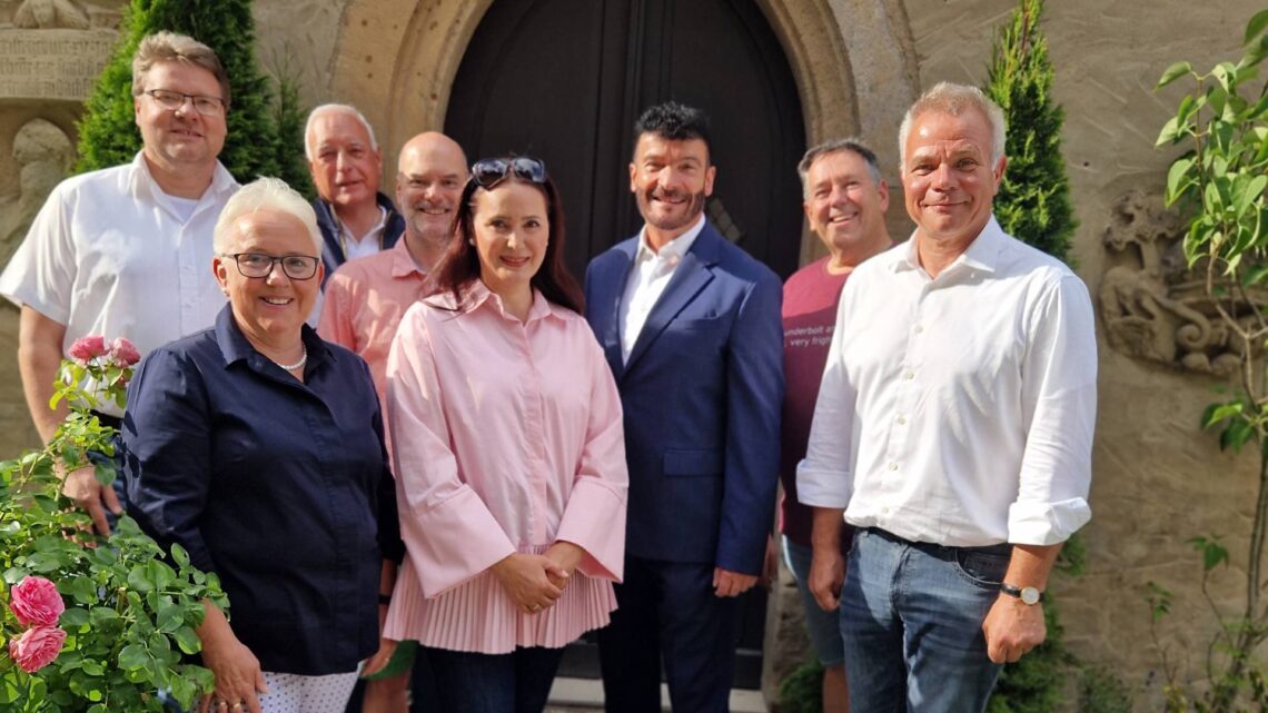 v.l.n.r.: Roland Uch (Burgbaumeister), Anne Rudel (3. Vorsitzende), Hans Bengel (Bau- und Technikspezialist), Oliver Lippel (Burgwart), Elif Weitzenfelder (Geschäftsführerin), Peter Neller (1. Vorsitzender), Günter Höly (Schatzmeister), Dr. Michael Fiedeldey (2. Vorsitzender); es fehlt Paul Einwag (Burgbaumeister a. D.). Quelle: Altenburgverein