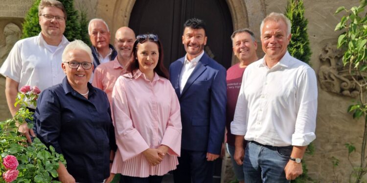 v.l.n.r.: Roland Uch (Burgbaumeister), Anne Rudel (3. Vorsitzende), Hans Bengel (Bau- und Technikspezialist), Oliver Lippel (Burgwart), Elif Weitzenfelder (Geschäftsführerin), Peter Neller (1. Vorsitzender), Günter Höly (Schatzmeister), Dr. Michael Fiedeldey (2. Vorsitzender); es fehlt Paul Einwag (Burgbaumeister a. D.). Quelle: Altenburgverein