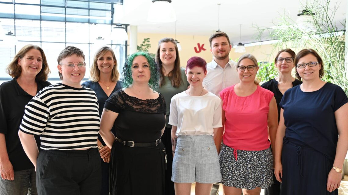 Bei der dreitägigen Auftaktveranstaltung in Koblenz waren Ute Schmid (l.) und Franziska Paukner (4.v.l.) mit dabei. Von der Universität Bamberg ist zudem Caroline Oehlhorn beteiligt (nicht im Bild). Quelle: Liane Pohl