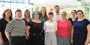 Bei der dreitägigen Auftaktveranstaltung in Koblenz waren Ute Schmid (l.) und Franziska Paukner (4.v.l.) mit dabei. Von der Universität Bamberg ist zudem Caroline Oehlhorn beteiligt (nicht im Bild). Quelle: Liane Pohl