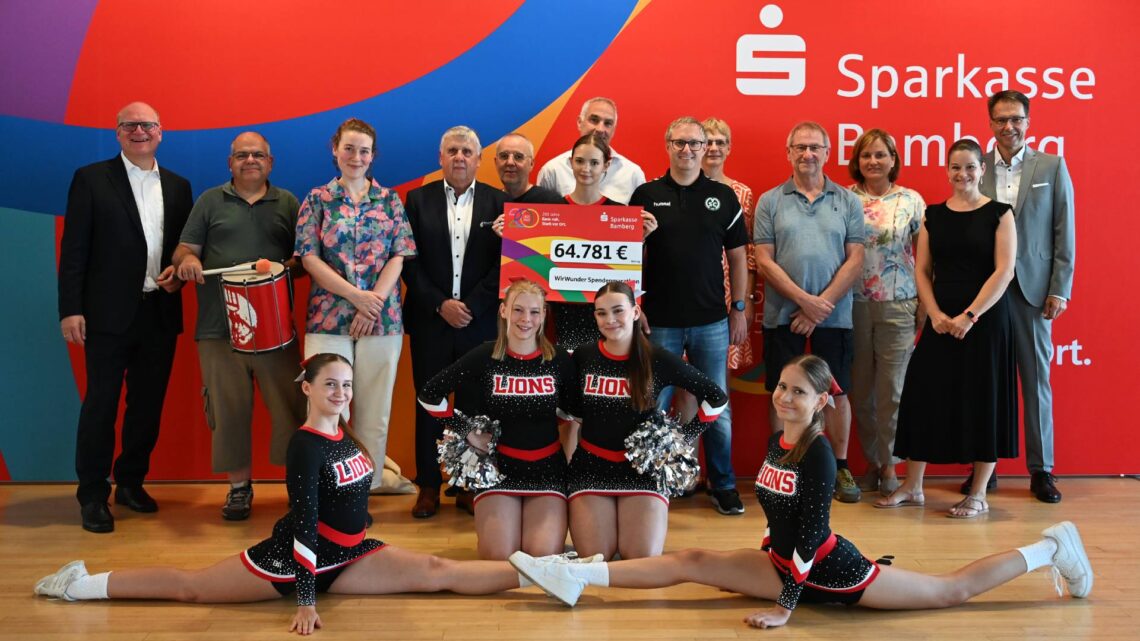 Vorstandsvorsitzender Stephan Kirchner (l.) und Vorstandsmitglied Thomas Schmidt (r.) mit
zufriedenen Vereinsvertreterinnen und -vertretern. Quelle: Sparkasse Bamberg
