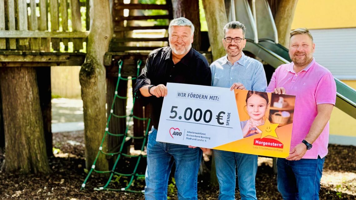 v.l.n.r.: Klaus Stieringer, Kreisvorsitzender des AWO Kreisverband Bamberg Stadt und Land e. V.; Matthias Kirsch, Geschäftsführender Vorstand des AWO Kreisverband Bamberg Stadt und Land e. V. & Stephan Masch, Repräsentant der MORGENSTERN Lutz-Frischmann-Stiftung bei der symbolischen Übergabe der Fördersumme in Bamberg. Quelle: Max Thümmel
