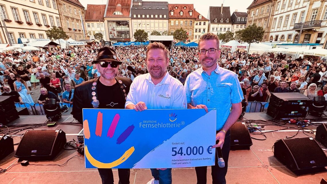 v.l.n.r.: Michael Ehlers, Chefmoderator des Sparda-Bank Blues- & Jazzfestivals, Stephan Masch, Repräsentant der DEUTSCHEN FERNSEHLOTTERIE & Matthias Kirsch, Geschäftsführender Vorstand des AWO Kreisverband Bamberg Stadt und Land e.V. bei der symbolischen Übergabe der Fördermittel. Quelle: Max Thümmel