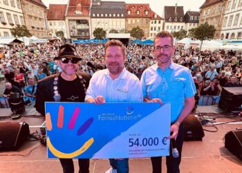 v.l.n.r.: Michael Ehlers, Chefmoderator des Sparda-Bank Blues- & Jazzfestivals, Stephan Masch, Repräsentant der DEUTSCHEN FERNSEHLOTTERIE & Matthias Kirsch, Geschäftsführender Vorstand des AWO Kreisverband Bamberg Stadt und Land e.V. bei der symbolischen Übergabe der Fördermittel. Quelle: Max Thümmel