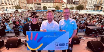 v.l.n.r.: Michael Ehlers, Chefmoderator des Sparda-Bank Blues- & Jazzfestivals, Stephan Masch, Repräsentant der DEUTSCHEN FERNSEHLOTTERIE & Matthias Kirsch, Geschäftsführender Vorstand des AWO Kreisverband Bamberg Stadt und Land e.V. bei der symbolischen Übergabe der Fördermittel. Quelle: Max Thümmel