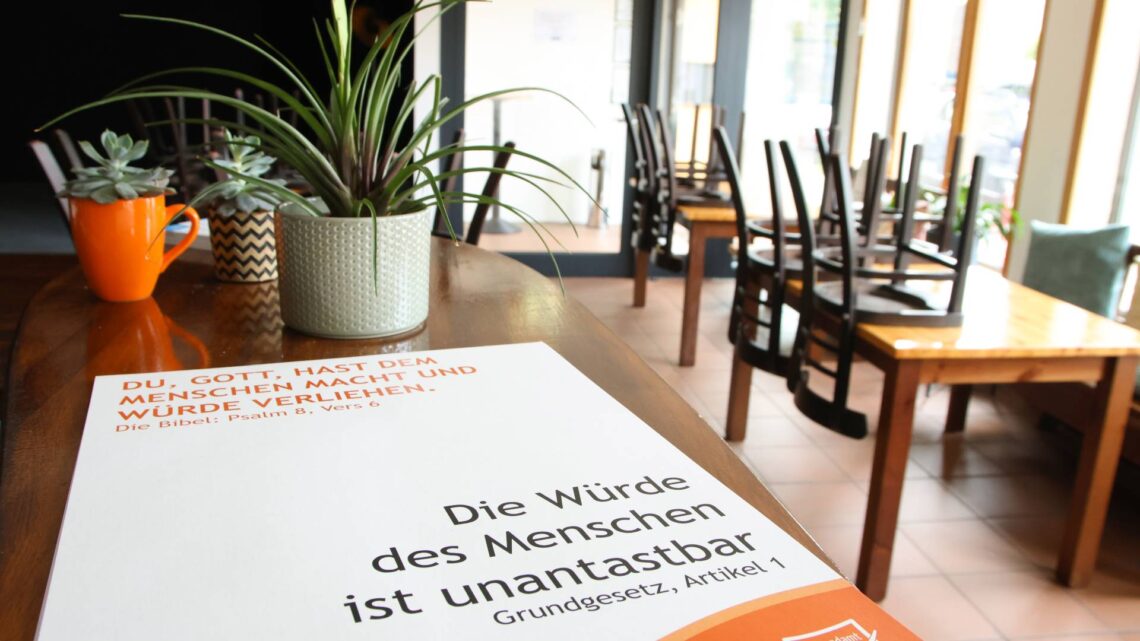 Plakataktion (Grundgesetz und Bibel) und Faire Woche im Immerhin Bamberg (September 2025). Quelle: Pressestelle Erzbistum Bamberg/Patricia Achter
