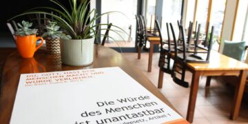 Plakataktion (Grundgesetz und Bibel) und Faire Woche im Immerhin Bamberg (September 2025). Quelle: Pressestelle Erzbistum Bamberg/Patricia Achter