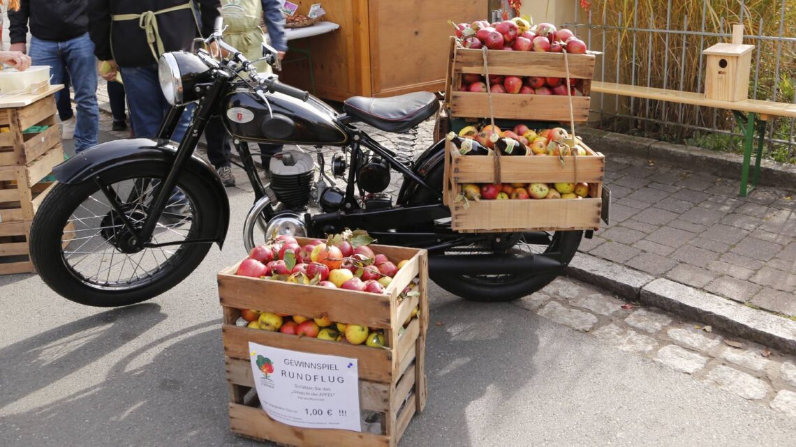 Apfel-Motorrad mit Ratespiel des OGV Steppach. Quelle: Landratsamt Bamberg / Klemisch