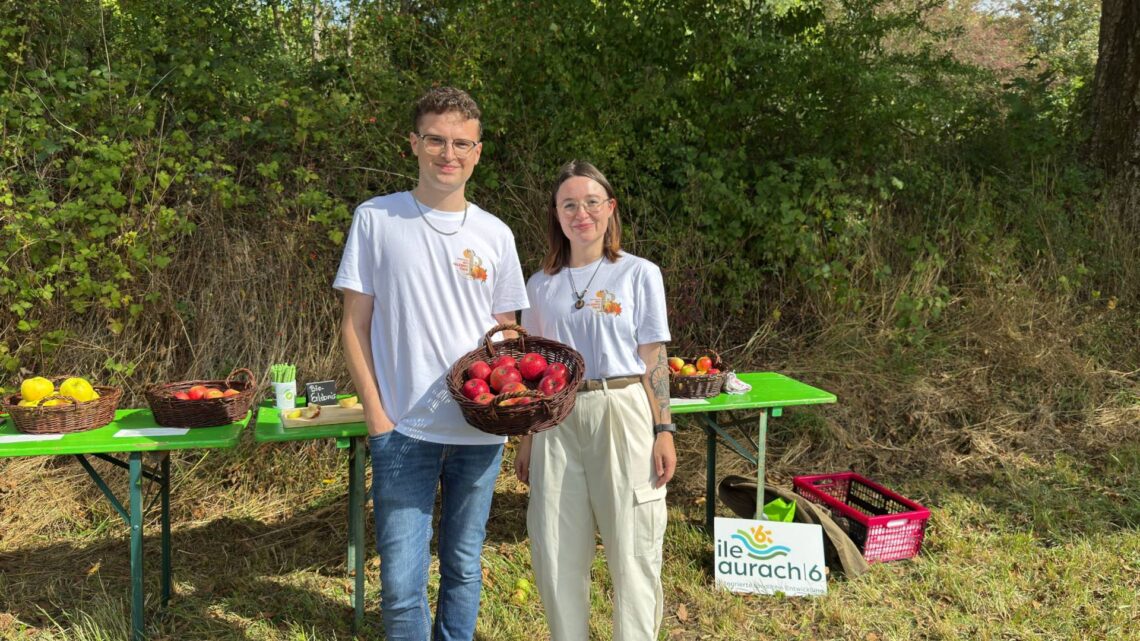 Die Organisatoren Patrick Nastvogel (Öko-Modellregion  Bamberger Land) und Luisa Krapp (ILE Aurach|6) auf der Streuobstwiese. Quelle: LPV Bamberg e.V.