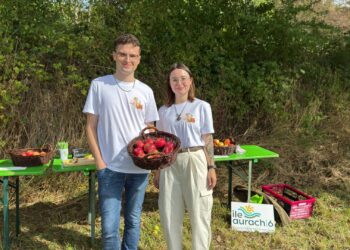 Die Organisatoren Patrick Nastvogel (Öko-Modellregion  Bamberger Land) und Luisa Krapp (ILE Aurach|6) auf der Streuobstwiese. Quelle: LPV Bamberg e.V.