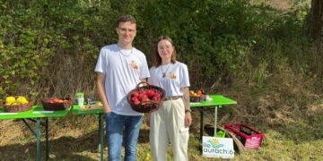 Die Organisatoren Patrick Nastvogel (Öko-Modellregion  Bamberger Land) und Luisa Krapp (ILE Aurach|6) auf der Streuobstwiese. Quelle: LPV Bamberg e.V.