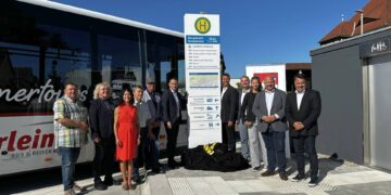 Gruppenbild Eröffnung der Mobilstation in Burgebrach: Matthias Reuß (Marktgemeinderat), Josef Thomann Marktgemeinderat), Johanna Neser (Marktgemeinderätin), Nobert Drescher (Marktgemeinderat), Peter Ludwig (3. Bürgermeister, Kreisrat und Marktgemeinderat), 1. Bürgermeister Johannes Maciejonczyk, Markus Hammrich (Fachbereichsleiter Mobilität, Landkreis Bamberg), Christian Dremel (Ing. Büro Höhnen & Partner, Bamberg), Simone Spörlein (Marktgemeinderätin, Geschäftsführerin Spörlein), Holger Dremel (MdL), Peter Pfohlmann (2. Bürgermeister, Marktgemeinderat). Quelle: Landratsamt Bamberg/Schellakowsky-Weinsheimer
