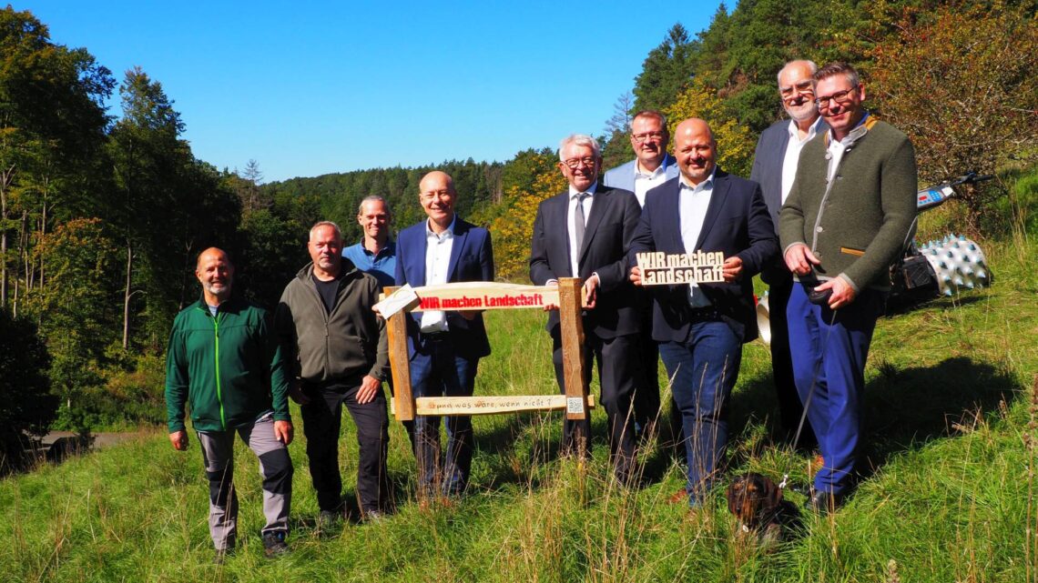 Gruppenbild: (v. l.) J. Brehm (Vorstand LPV und Landschaftspflegetrupp), F. Welsch (Landschaftspflegetrupp), M. Friedel (stellv. Geschäftsführer LPV), M. Karmann (1. Vorsitzender LPV), Landrat J. Kalb, J. Reinwald (Sachgebietsleiter Umweltschutz Landratsamt), MdL H. Dremel, R. Kauper (Bürgermeister der Stadt Scheßlitz), F. Prosch (Ortssprecher von Burglesau) auf den Pflegeflächen im Naturschutzgebiet Burglesauer Tal. Quelle: Karl Gommel