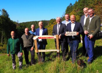 Gruppenbild: (v. l.) J. Brehm (Vorstand LPV und Landschaftspflegetrupp), F. Welsch (Landschaftspflegetrupp), M. Friedel (stellv. Geschäftsführer LPV), M. Karmann (1. Vorsitzender LPV), Landrat J. Kalb, J. Reinwald (Sachgebietsleiter Umweltschutz Landratsamt), MdL H. Dremel, R. Kauper (Bürgermeister der Stadt Scheßlitz), F. Prosch (Ortssprecher von Burglesau) auf den Pflegeflächen im Naturschutzgebiet Burglesauer Tal. Quelle: Karl Gommel