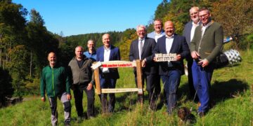 Gruppenbild: (v. l.) J. Brehm (Vorstand LPV und Landschaftspflegetrupp), F. Welsch (Landschaftspflegetrupp), M. Friedel (stellv. Geschäftsführer LPV), M. Karmann (1. Vorsitzender LPV), Landrat J. Kalb, J. Reinwald (Sachgebietsleiter Umweltschutz Landratsamt), MdL H. Dremel, R. Kauper (Bürgermeister der Stadt Scheßlitz), F. Prosch (Ortssprecher von Burglesau) auf den Pflegeflächen im Naturschutzgebiet Burglesauer Tal. Quelle: Karl Gommel