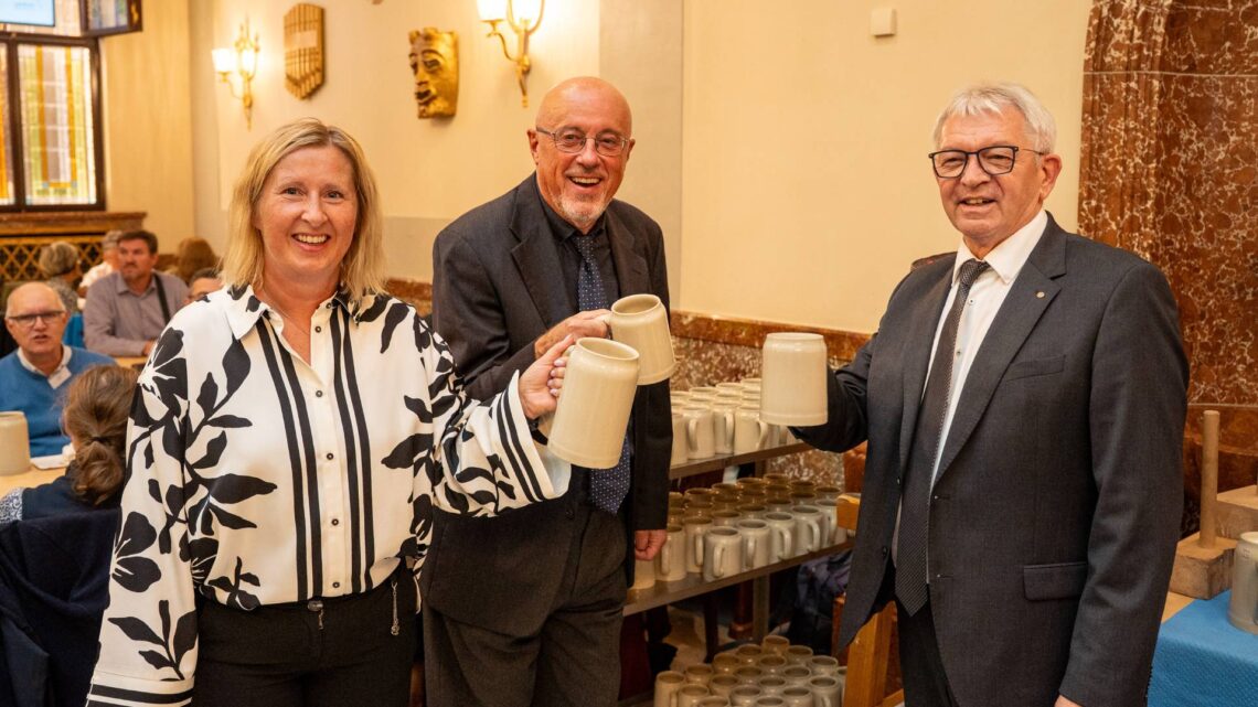 Grenzüberschreitendes Anstoßen (v. l.): Troblová Milada (CZ), Festredner Gerhard Ammerer (AT) und Landrat Johann Kalb (DE). Quelle: Michael Brauer