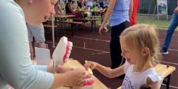 Das Putzen mit der Riesen-Zahnbürste sorgte für viel Spaß. Quelle: Stadt Bamberg, Yvonne Rüttger