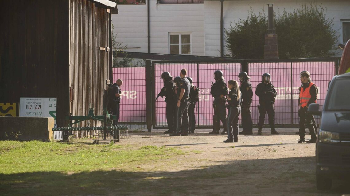 Der Zugriff der Polizei erfolgt im Bereich des Containerdorfs am
Stadion, wo sich der Täter verschanzt hat.
Quelle: Stadtarchiv Bamberg, Jürgen Schraudner