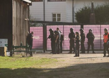 Der Zugriff der Polizei erfolgt im Bereich des Containerdorfs am
Stadion, wo sich der Täter verschanzt hat.
Quelle: Stadtarchiv Bamberg, Jürgen Schraudner