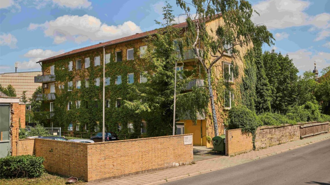Ab dem 1. Oktober 2025 können Privatleute
Förderanträge zur Dach-, Fassaden- und Zaunbegrünung einreichen.
Im Bild: Das begrünte Technische Rathaus. Quelle: : Stadtarchiv Bamberg, Jürgen Schraudner