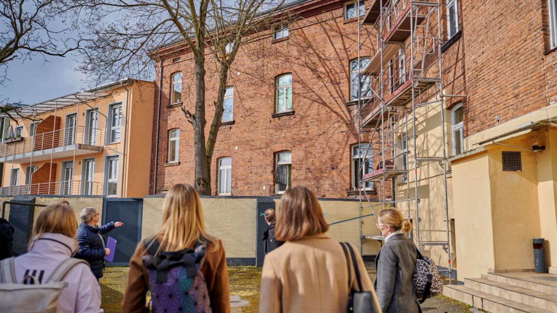 Im vergangenen Jahr besuchten die Mitglieder des
Familien- und Integrationssenats der Stadt Bamberg die
Obdachlosenunterkunft in der Theresienstraße. Am 11. September
2025 beantworten Fachleute an einem Informationsstand Fragen
rund um das Thema Wohnungs- und Obdachlosigkeit. Quelle: Stadt Bamberg, Sonja Seufferth