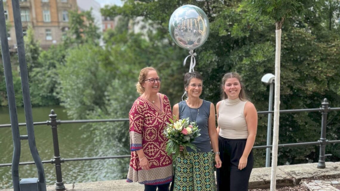 Die Programmbereichsleiterinnen Martina Gut (links) und Jana
Ulke (rechts) verabschieden Musikgarten-Dozentin Susanne
Strohschneider. In 25 Jahren hat sie über 1800 Kinder und deren
Familien auf eine musikalische Entdeckungsreise geschickt. Quelle: vhs Bamberg Stadt, Barbara Zimmer