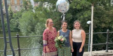 Die Programmbereichsleiterinnen Martina Gut (links) und Jana
Ulke (rechts) verabschieden Musikgarten-Dozentin Susanne
Strohschneider. In 25 Jahren hat sie über 1800 Kinder und deren
Familien auf eine musikalische Entdeckungsreise geschickt. Quelle: vhs Bamberg Stadt, Barbara Zimmer