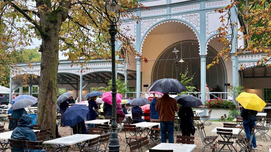 Am 14.09.2025 wurde der Tag des offenen Denkmals mit der
Einweihung des sanierten Musikpavillons am Wilde-Rose-Keller bei
durchwachsenem Wetter feierlich eröffnet. Quelle: Pressestelle Stadt Bamberg, Chiara Schmitt