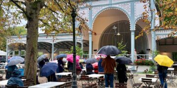 Am 14.09.2025 wurde der Tag des offenen Denkmals mit der
Einweihung des sanierten Musikpavillons am Wilde-Rose-Keller bei
durchwachsenem Wetter feierlich eröffnet. Quelle: Pressestelle Stadt Bamberg, Chiara Schmitt